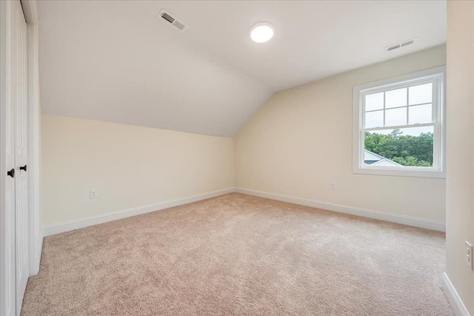 940 Holland Loop, photo 12 of 40