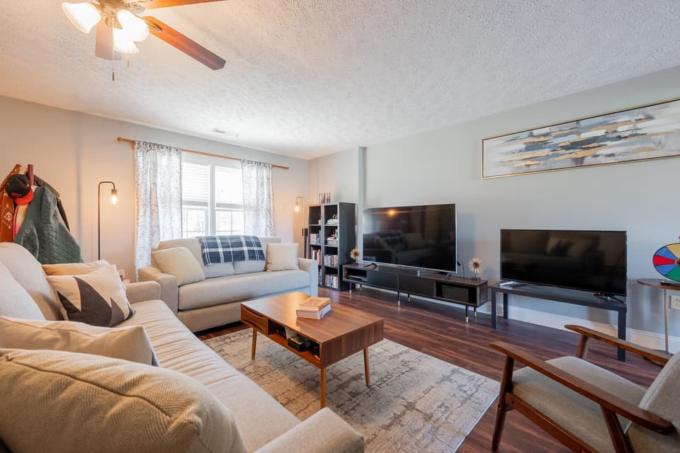 325 Oaktree Boulevard, photo 6 of 35