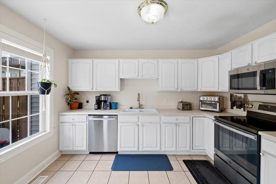 410 Oak Tree Boulevard, photo 7 of 29
