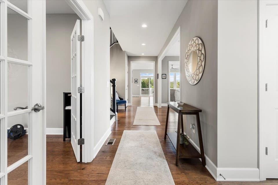 705 Jefferson Circle, photo 16 of 40