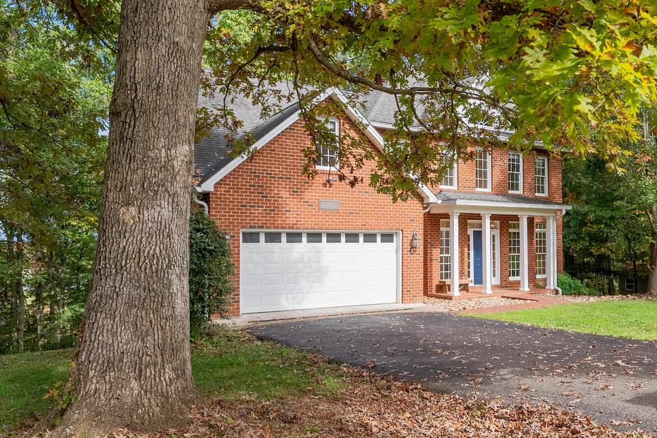 2075 Lubna Drive, photo 3 of 40