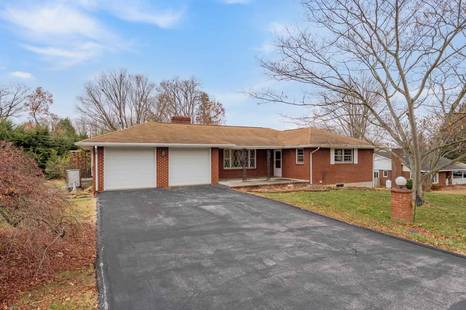 935 Hummingbird Drive SW, photo 2 of 40