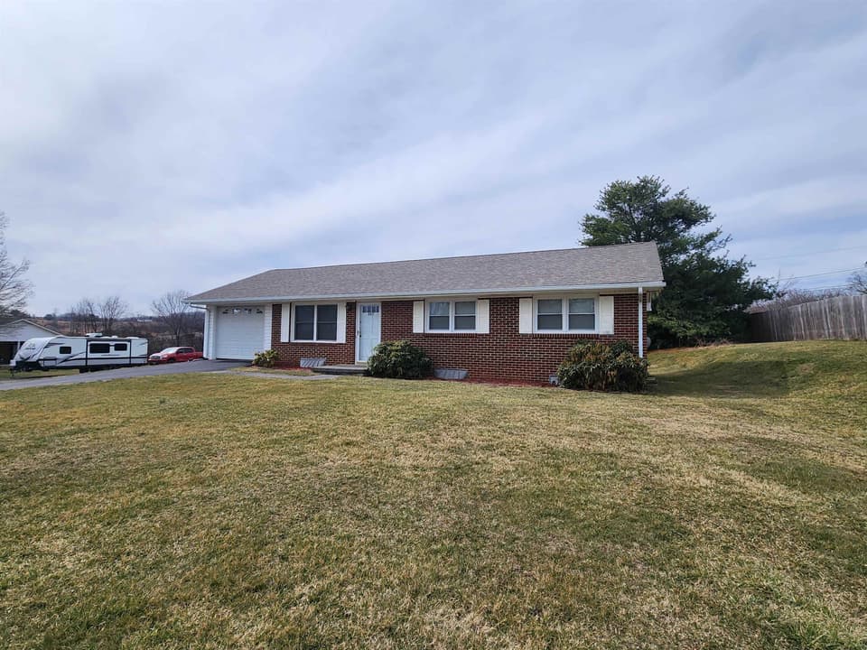 685 Starlight Drive, photo 2 of 30