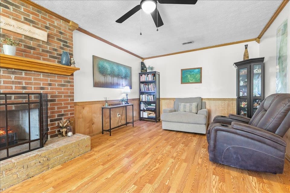 310 Overland Drive, photo 11 of 37