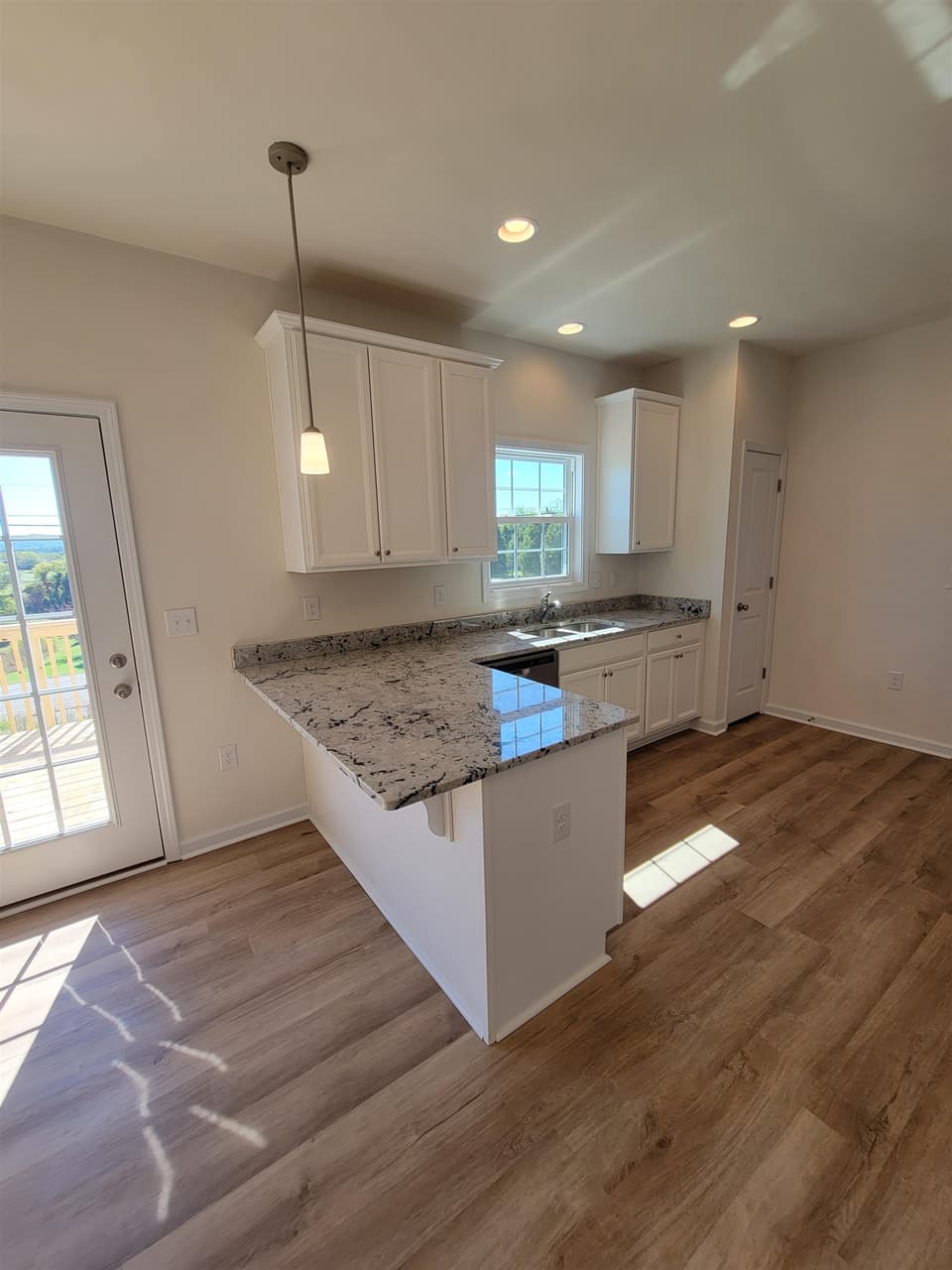 990 Holland Loop, photo 2 of 10