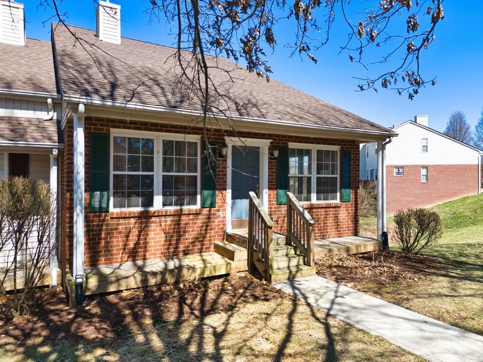 495 Gold Leaf Drive, photo 2 of 40