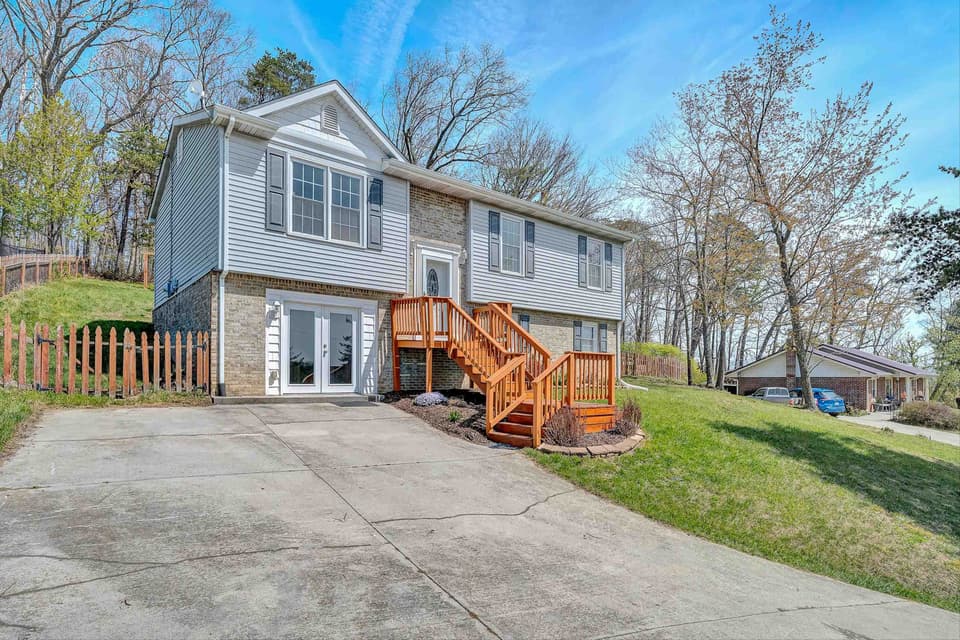 385 Tanglewood Drive SE, photo 3 of 40