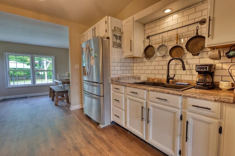1460 West View Drive, photo 9 of 28
