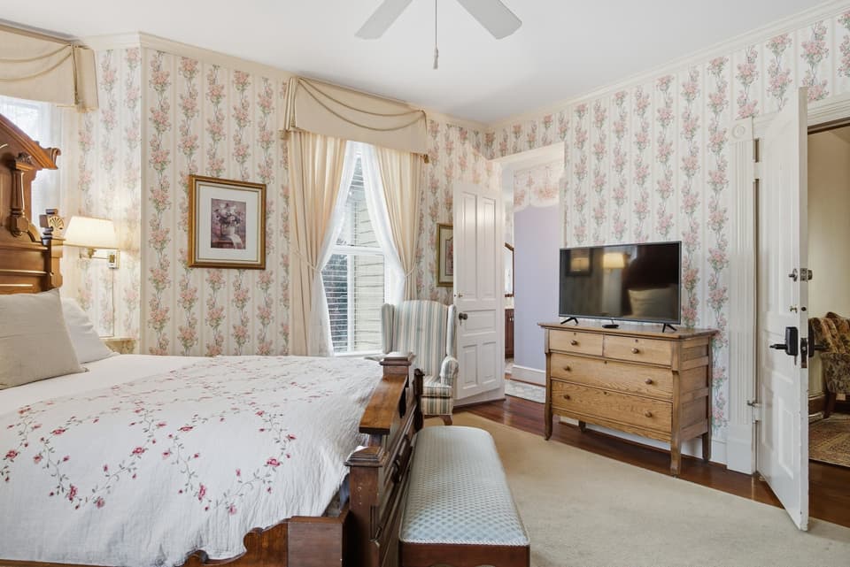 311 E Main Street, photo 14 of 40