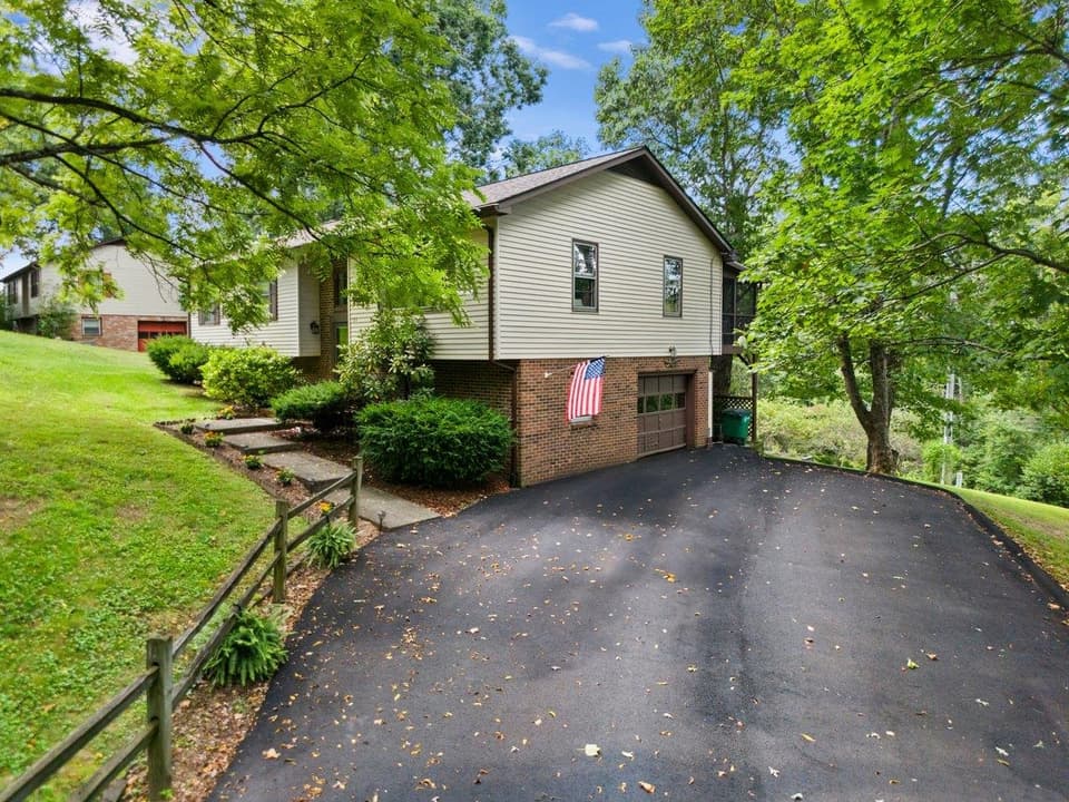 125 Edgewood Drive, Christiansburg, photo 2