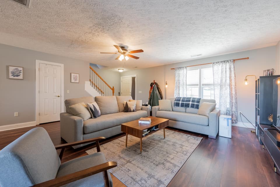 325 Oaktree Boulevard, photo 7 of 35