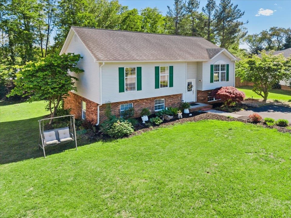 650 Warren Court, photo 3 of 40
