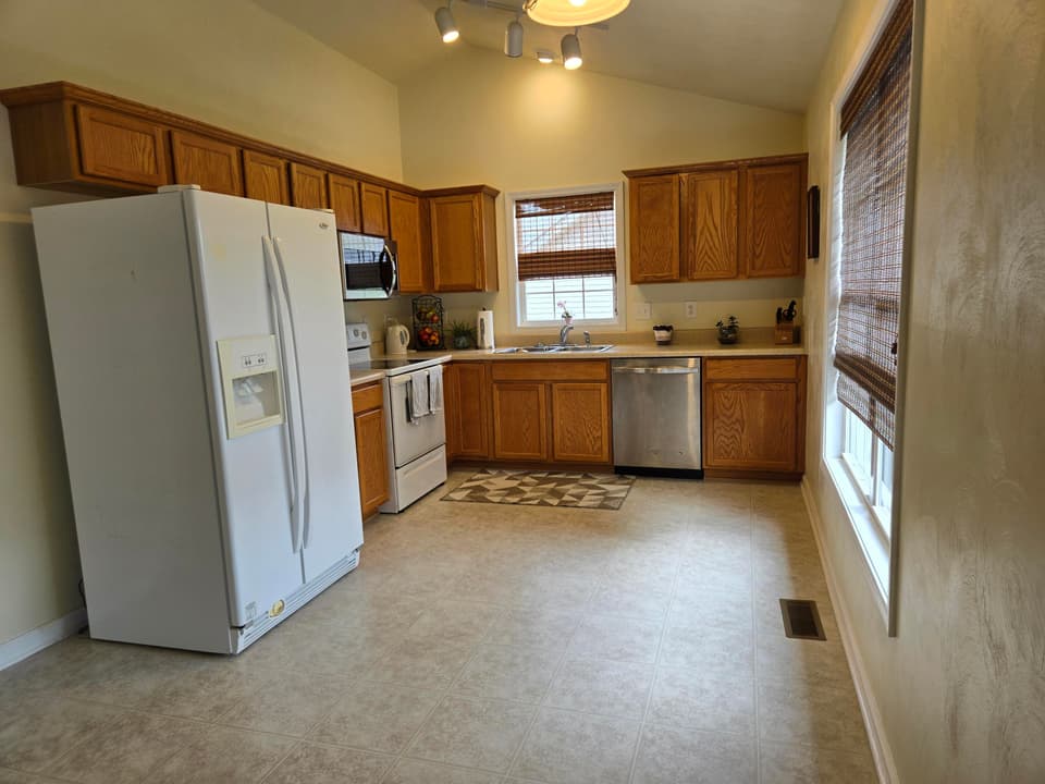 440 Windsor Dr, photo 5 of 33