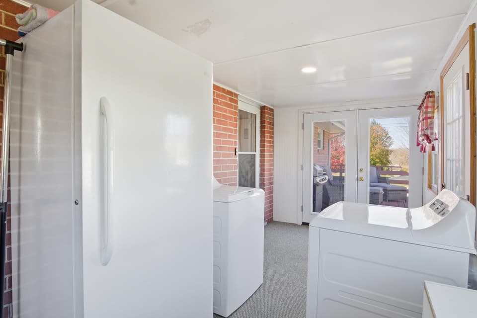 380 Clearview Drive, photo 22 of 40