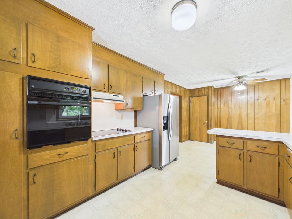 405 Maple Drive SE, photo 9 of 37