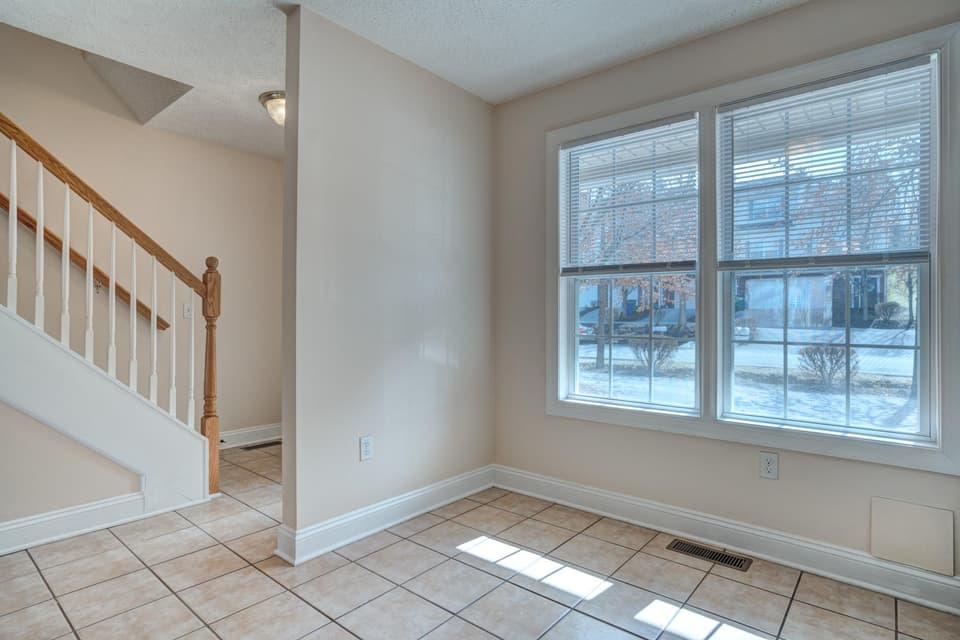825 Oaktree Boulevard, photo 8 of 32