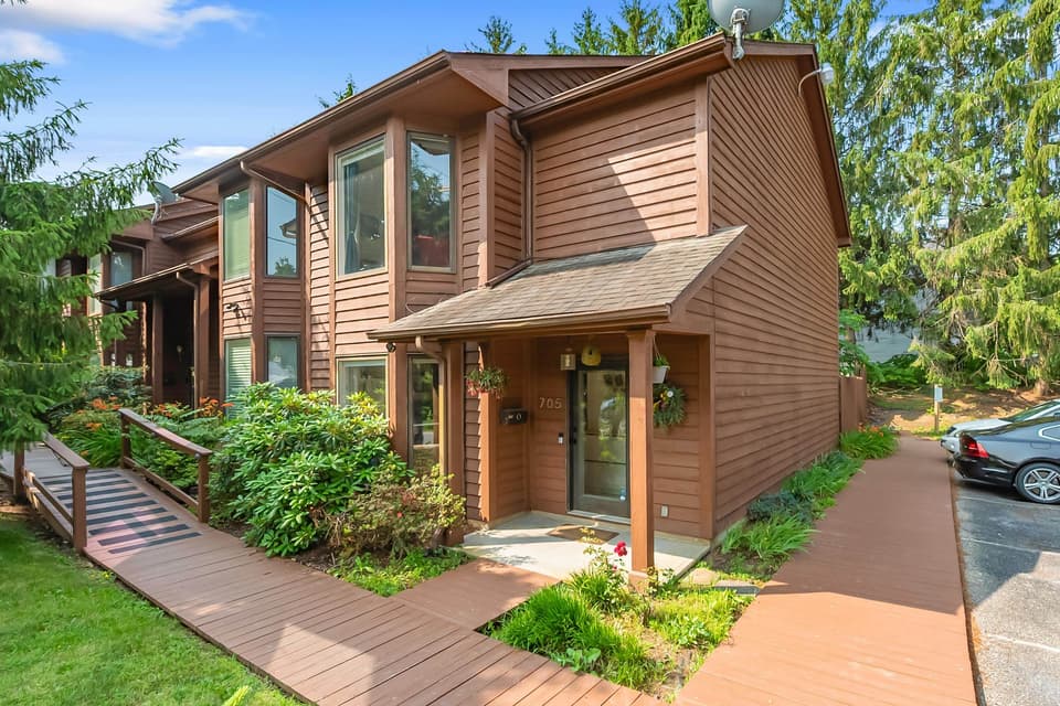 705 Colhoun Street NE, photo 3 of 40