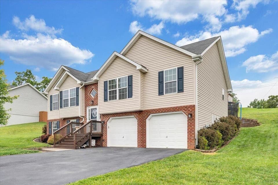 590 Keystone Drive, photo 2 of 37