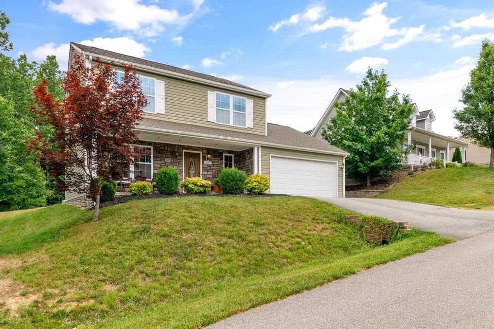205 Robin Hood Drive, photo 2 of 40