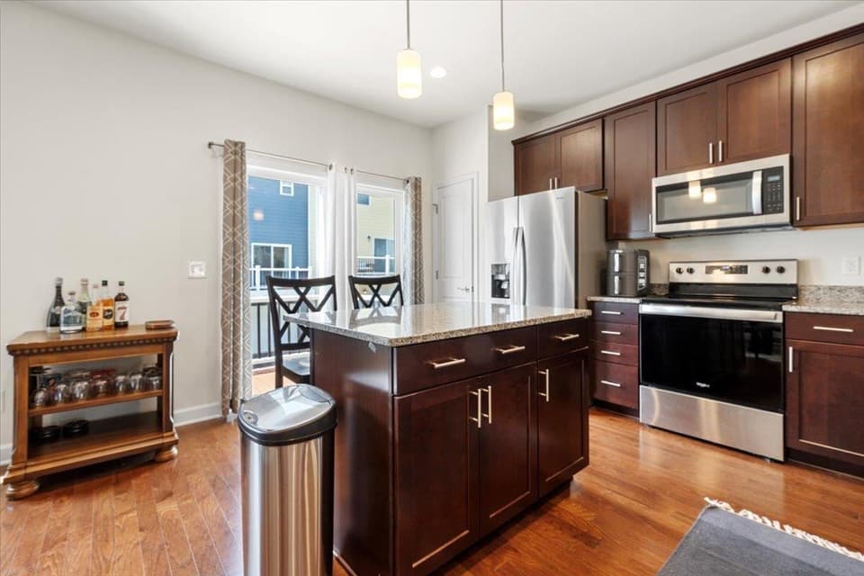 325 John Adams Drive, photo 18 of 40