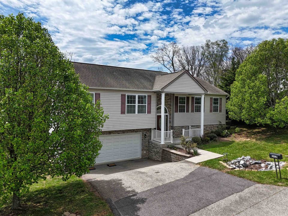 1410 Sherwood Drive, photo 5 of 40