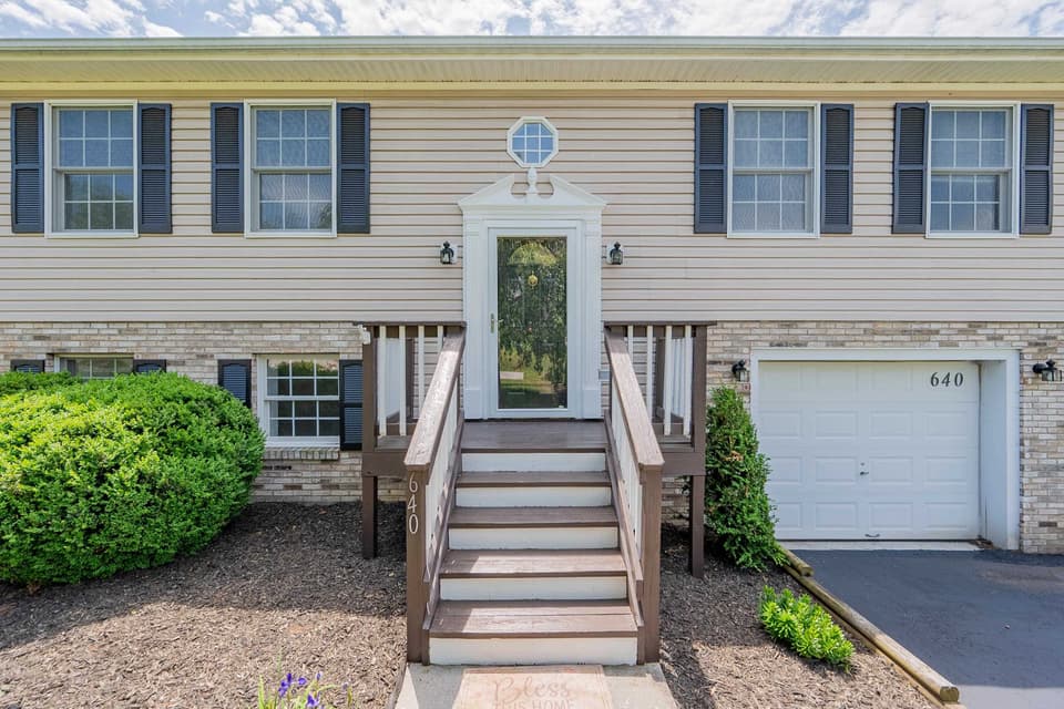 640 Warren Court, photo 3 of 40