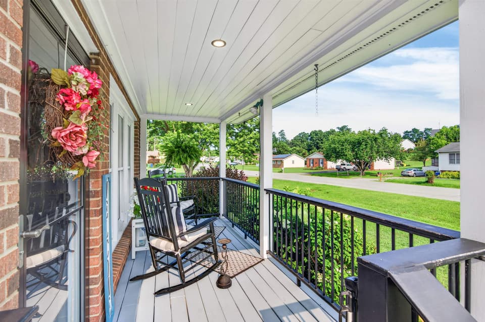 2405 Glade Drive SE, photo 5 of 40