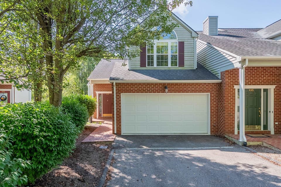 1095 Red Leaf Court, photo 4 of 40