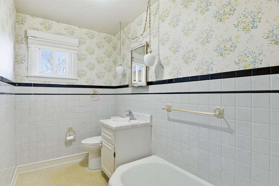 604 E Main Street, photo 25 of 40
