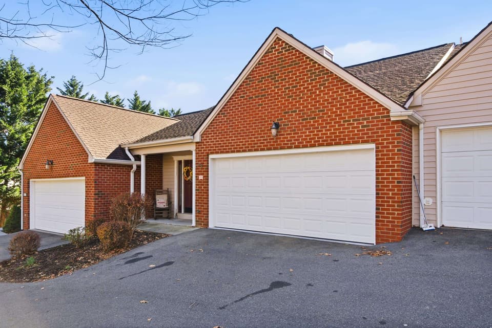 310 Pin Oak Drive, photo 2 of 40