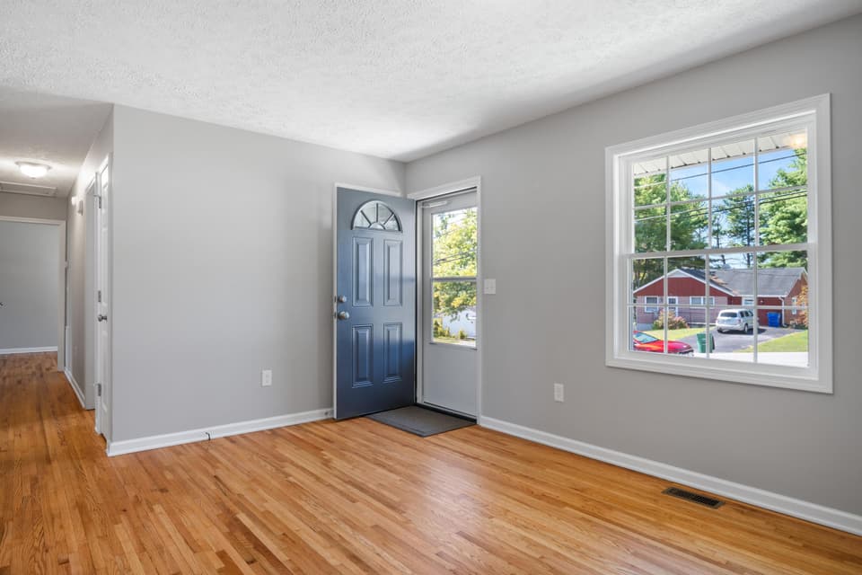 445 Rainbow Street, photo 2 of 31