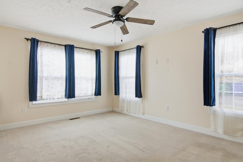 370 Robin Hood Drive, photo 33 of 40