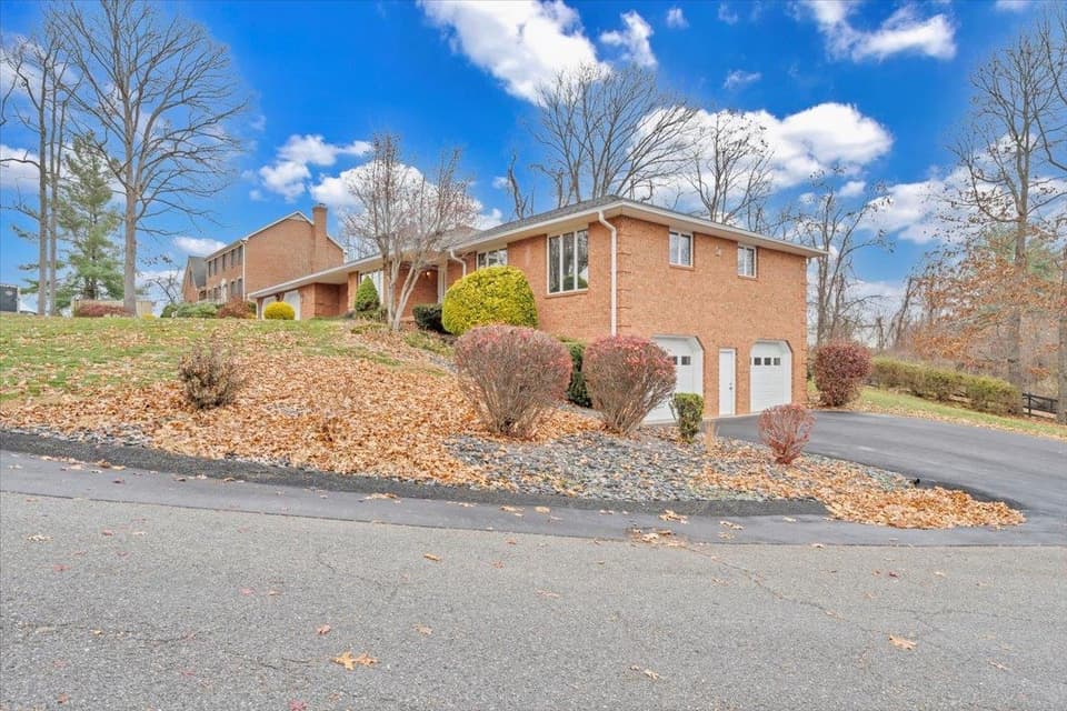 290 Patricia Lane SE, photo 2 of 40