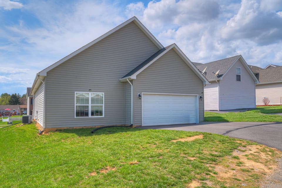 160 Roudabush Drive, photo 2 of 34