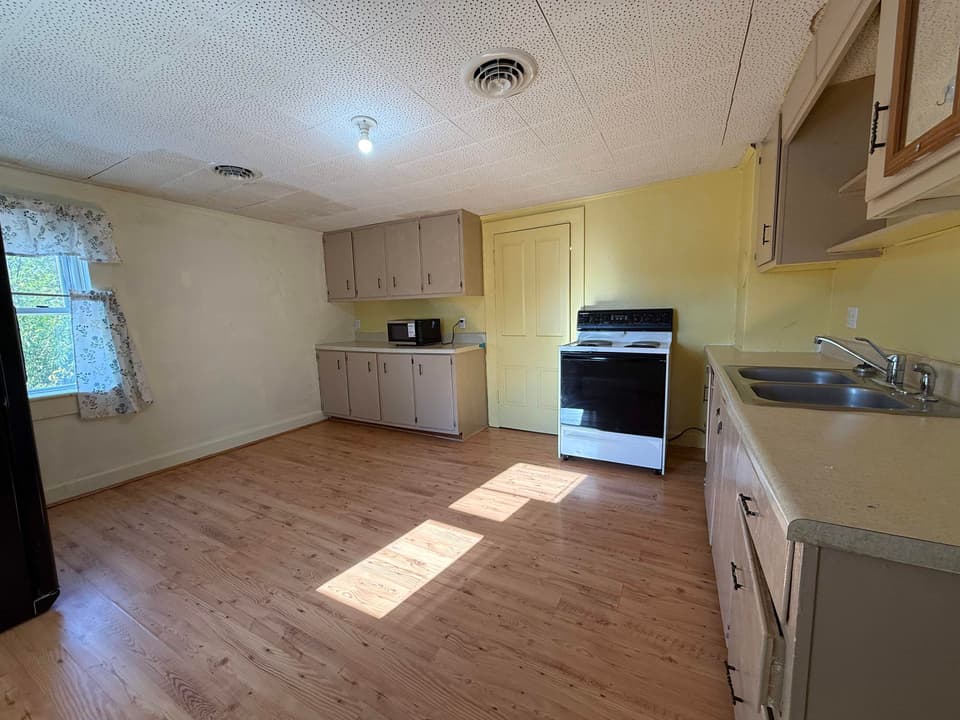 945 Montgomery Street, photo 8 of 31