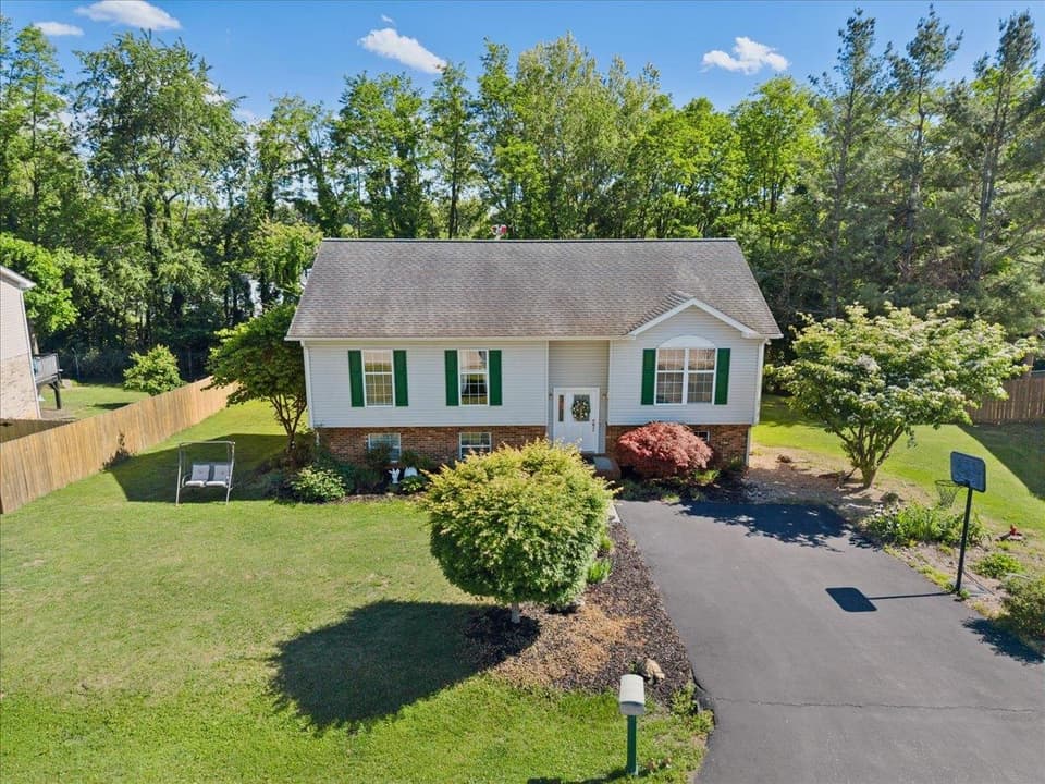 650 Warren Court, photo 11 of 40
