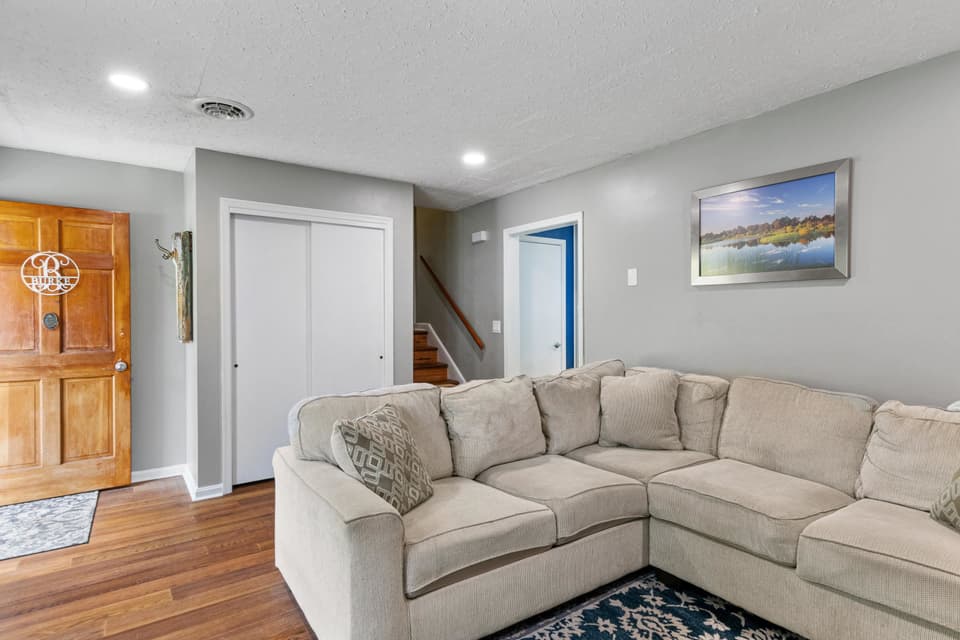 625 Betty Drive, photo 4 of 40