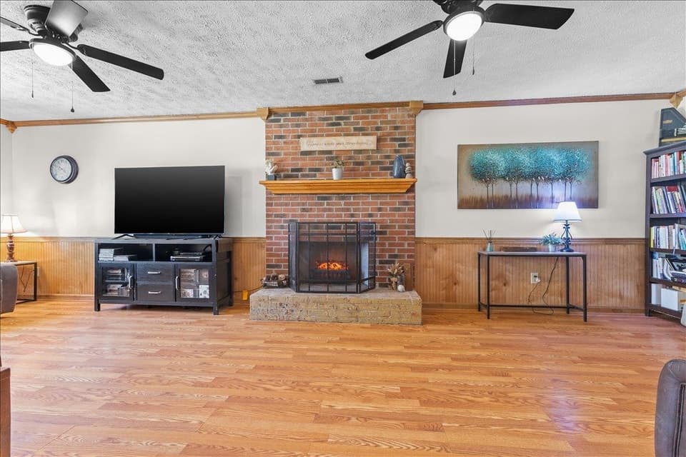 310 Overland Drive, photo 9 of 37