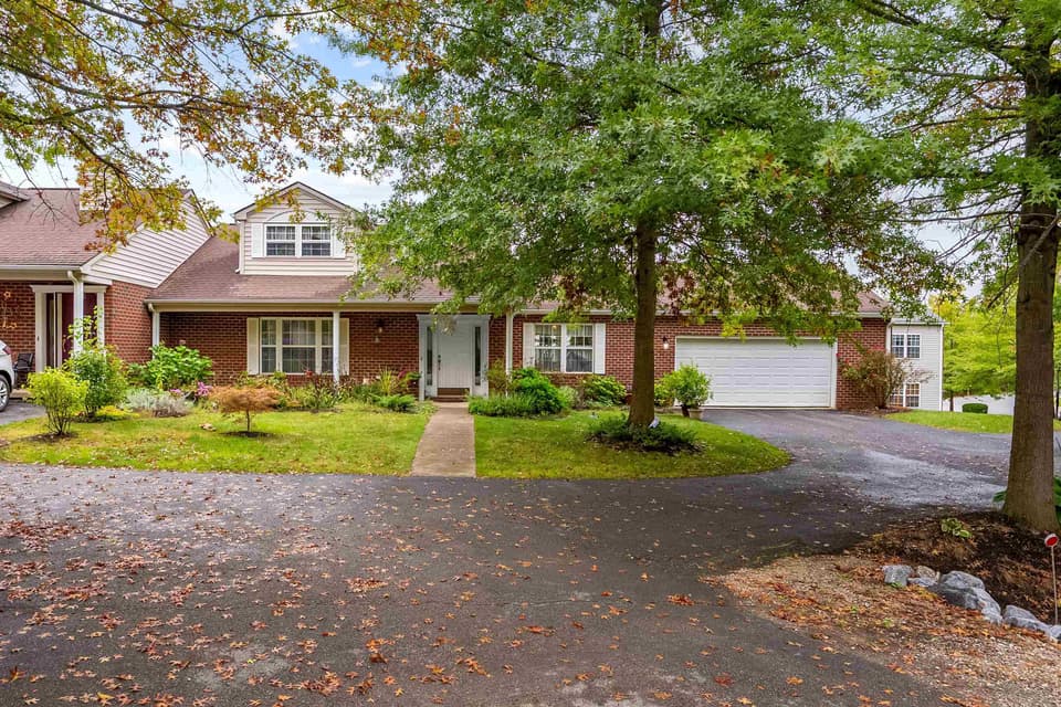 195 Tall Oak Boulevard, photo 2 of 40
