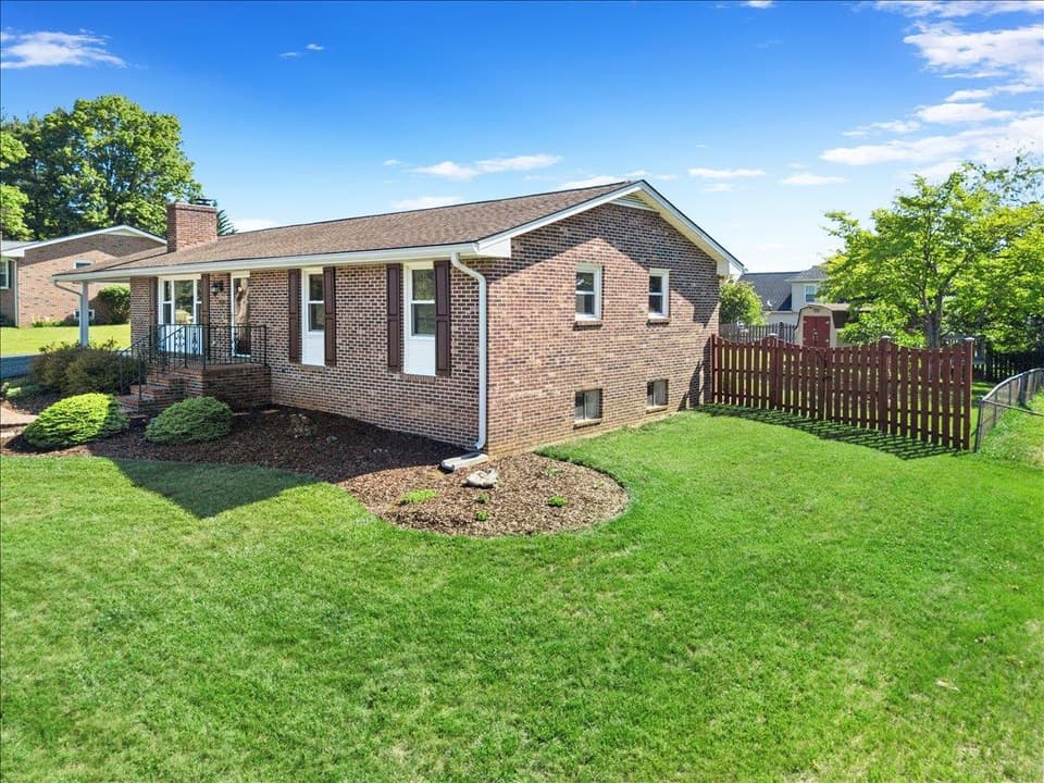 180 Henley Drive, photo 5 of 40