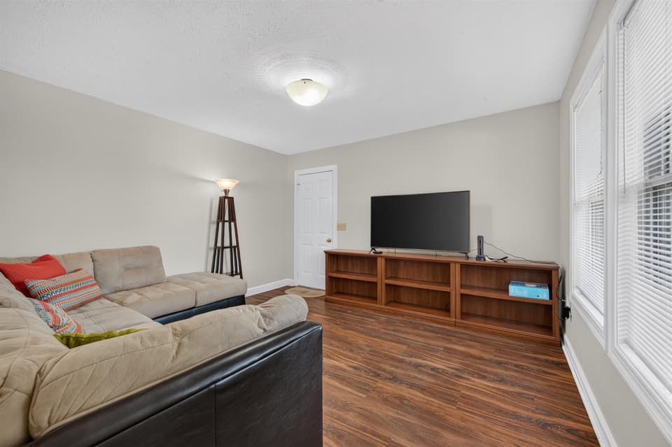 650 Kamran Drive, photo 4 of 40