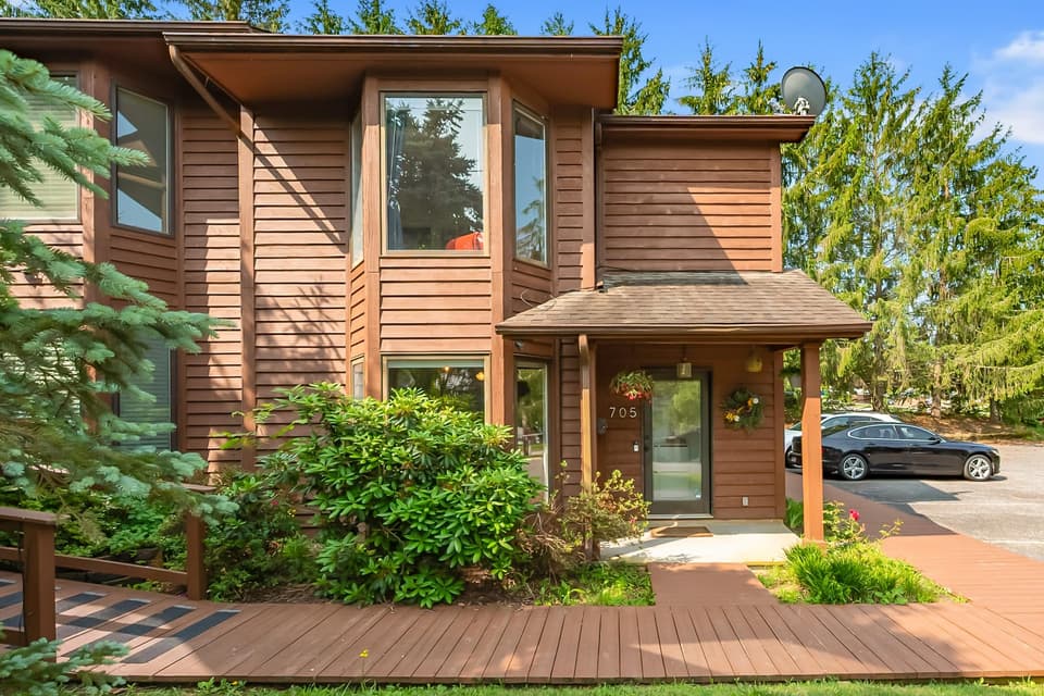 705 Colhoun Street NE, photo 2 of 40