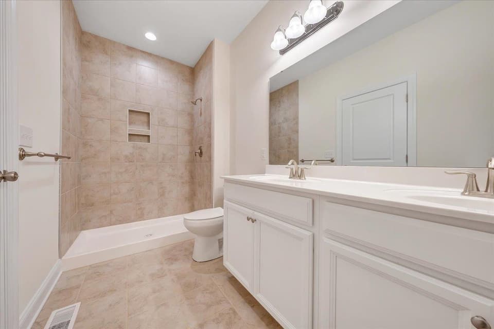 940 Holland Loop, photo 5 of 40