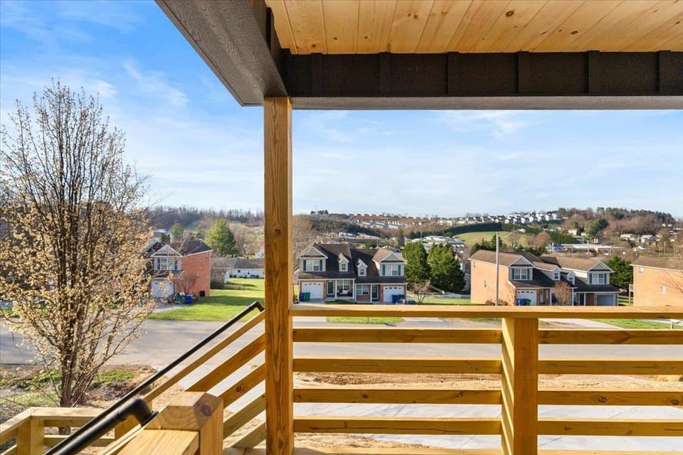 1045 Beaver Drive, photo 4 of 40
