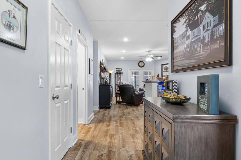 300 Vinnie Avenue, photo 5 of 34