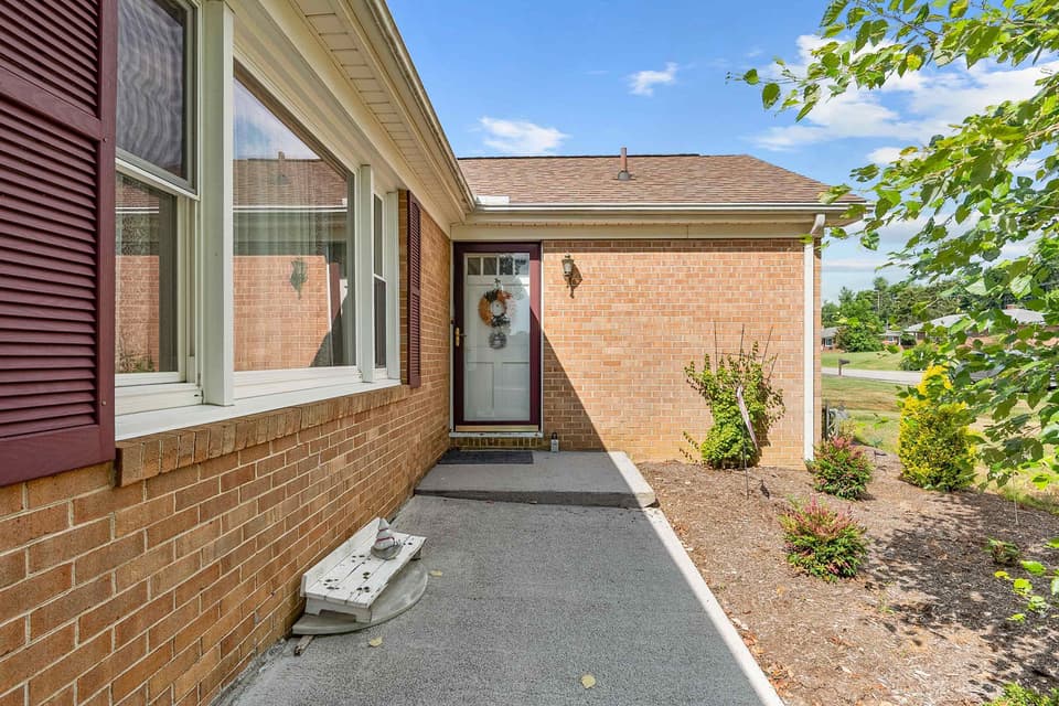 195 Ash Drive, photo 10 of 40