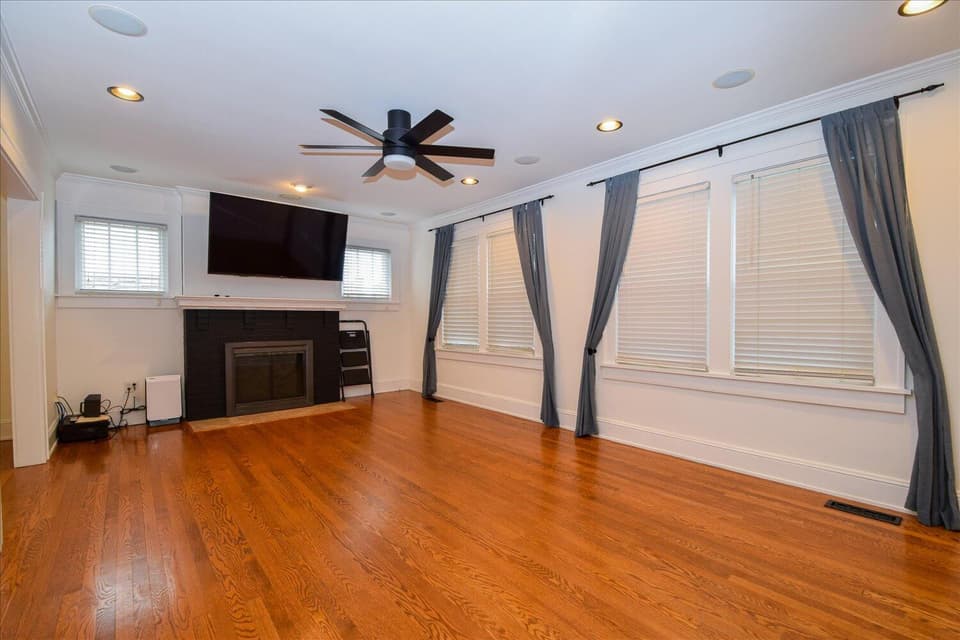 306 S Franklin St, photo 3 of 40