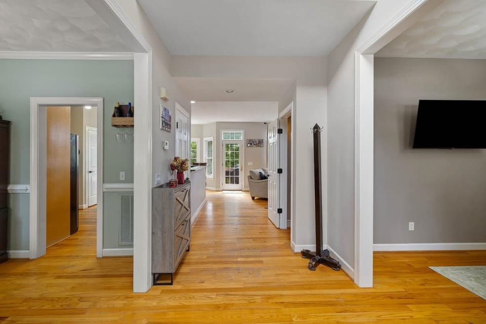 2050 Lubna Drive, photo 4 of 40