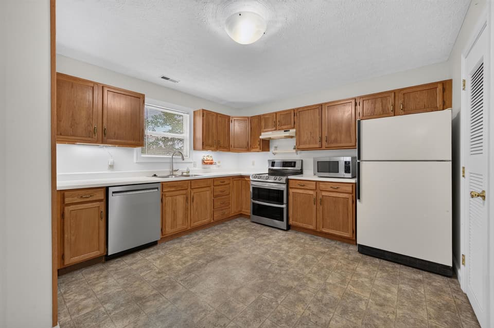 650 Kamran Drive, photo 9 of 40