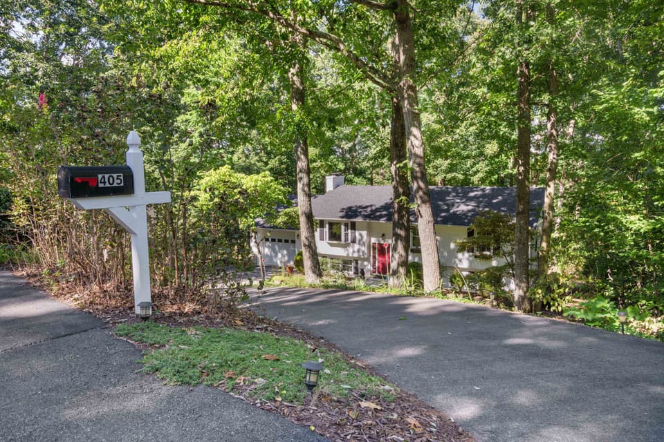 405 Tomahawk Drive, photo 2 of 40